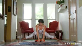 Flexible yoga MILF Jenni Lee fucks a masseur