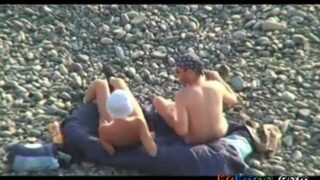 Voyeur on public beach oral sex edition